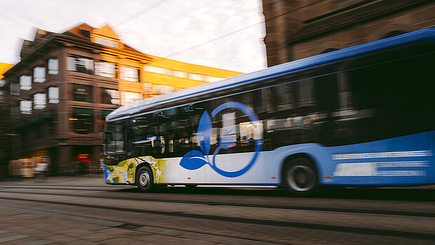 ein blauer E-Linienbus rollt durch die Kaiserstraße in Heilbronn